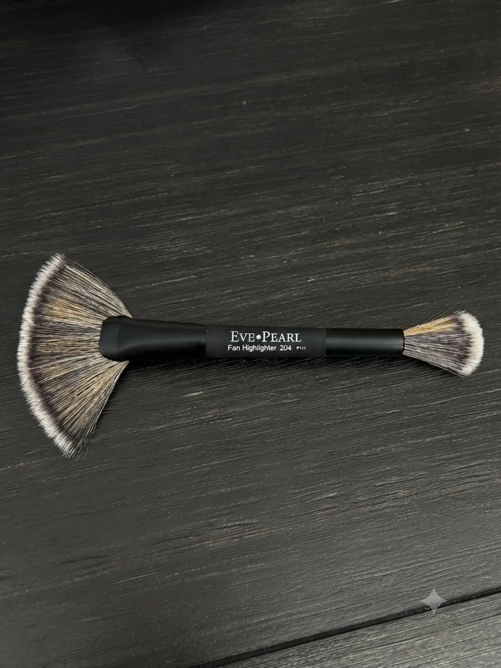 Eve Pearl Dual-Sided Fan Highlighter Brush 204 with Protective Case